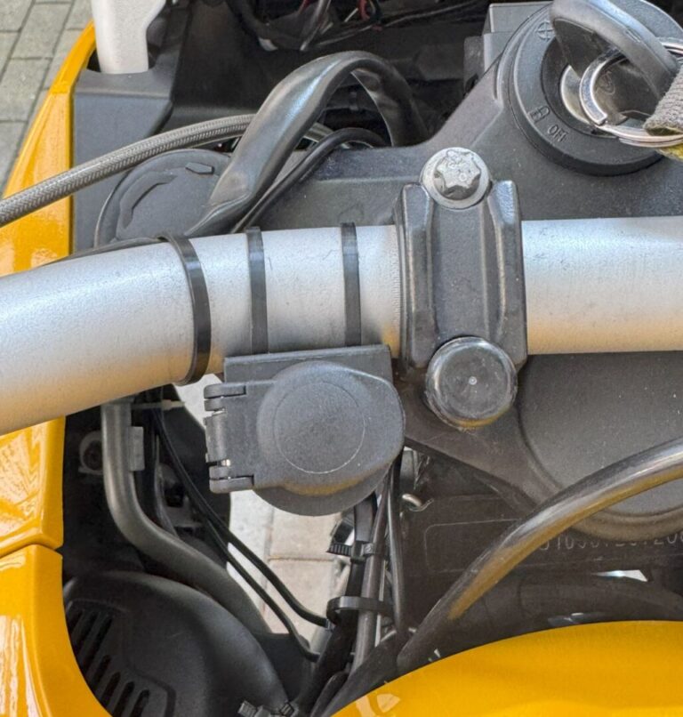neue Steckdose am Lenker