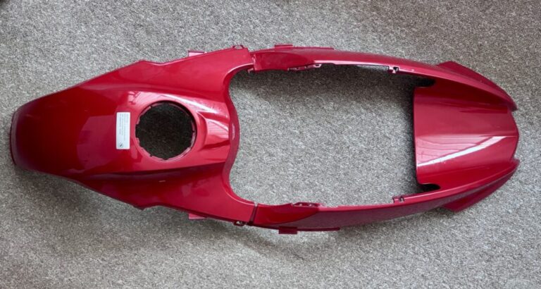 rote Verkleidungsteile