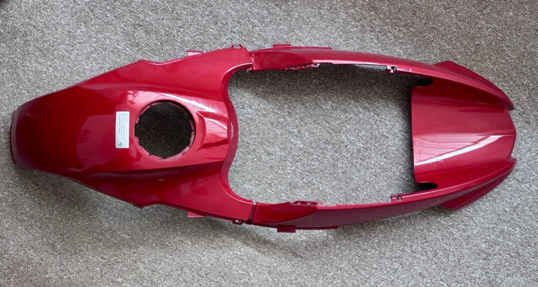 rote Verkleidungsteile