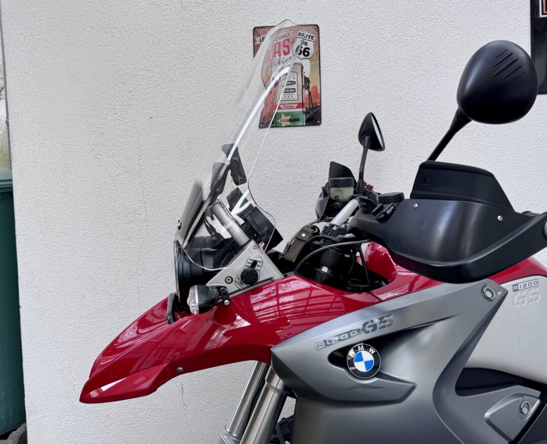 Wunderlich-Windschild, von der Seite auf rot