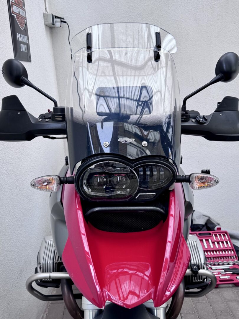 MRA-Windschild, von vorne auf rot