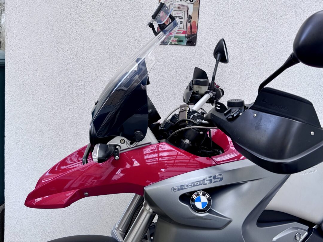 MRA-Windschild, von der Seite auf rot